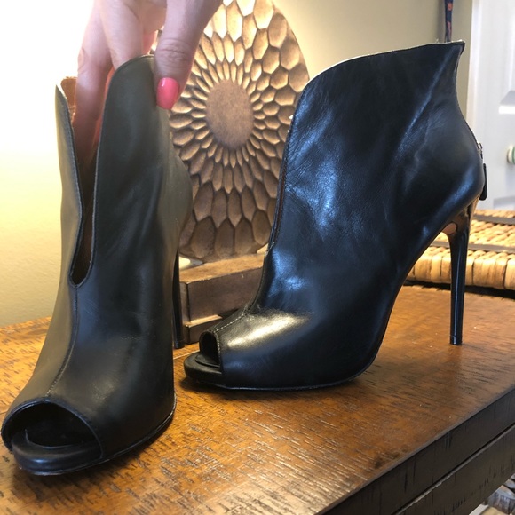 BCBG MaxAzria Open Toe Booties Sz 8 - Picture 1 of 6